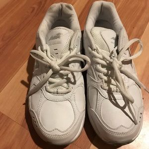 White sneaker for women size 8.5 Avia